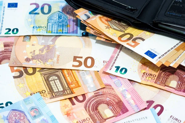 Montón Varios Tipos Billetes Euros Escritorio Con Uso Cartera Cuero — Foto de Stock