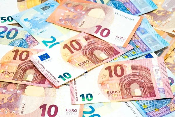 成堆的各种欧元钞票在桌上使用为金钱或货币背景和财务概念 — 图库照片