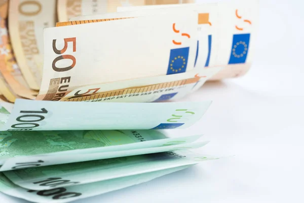 一堆五十欧元和100欧元纸币被隔离在白色背景上 数以价值为背景的欧元钞票堆积 — 图库照片