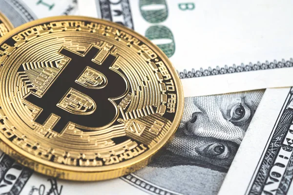 Close Gouden Bitcoin Munten Honderd Ons Dollar Bills Achtergrond Cryptocurrency — Stockfoto