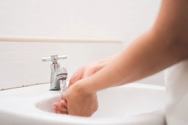 近距离的女人正在浴室里用自来水洗手 洗手盆清洗 — 图库照片