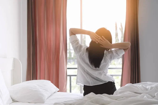 Gelukkig Aziatische Vrouw Stretching Bed Het Wakker Worden Ochtend Slaapkamer — Stockfoto