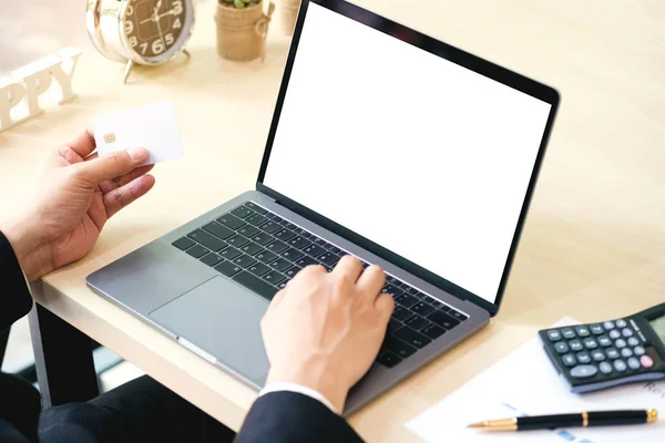 Empresario Mano Tocar Usar Ordenador Portátil Con Pantalla Escritorio Blanco — Foto de Stock