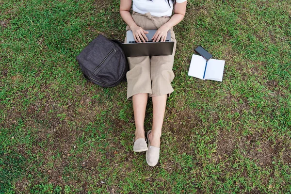 Widok Góry Freelancer Młode Kobiety Pomocą Laptopa Ogrodzie Smartfonem Torba — Zdjęcie stockowe