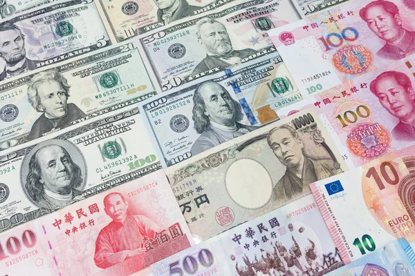 在货币兑换 商业和金融概念的白色背景的商人计数100美元钞票 — 图库照片