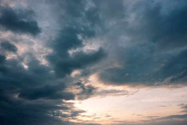 乌云和蓝天风暴背景下的多云雨前风暴 — 图库照片