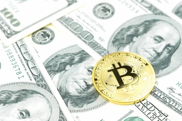 Gold Bitcoin Münze Auf Hundert Dollar Scheinen Hintergrund Kryptowährung Neue — Stockfoto