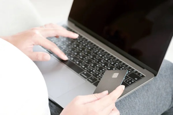 Unga Gravid Kvinna Använder Laptop För Online Shopping Och Hålla — Stockfoto