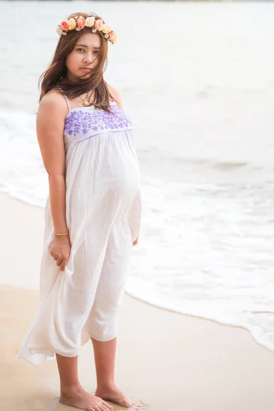 Mooie Zwangere Vrouw Staande Tropisch Strand Hand Aanraken Buik Zwanger — Stockfoto