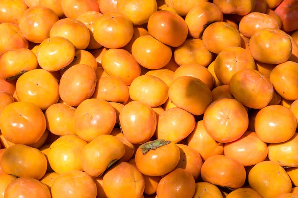 Caquis Frescos Maduros Puestos Mesa Mercado Frutos Orgánicos Caqui Apilados —  Fotos de Stock