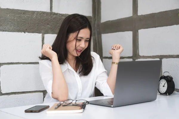 Boldog Sikeres Fiatal Ázsiai Ünnepelni Miközben Dolgozik Laptop Otthon Lány — Stock Fotó