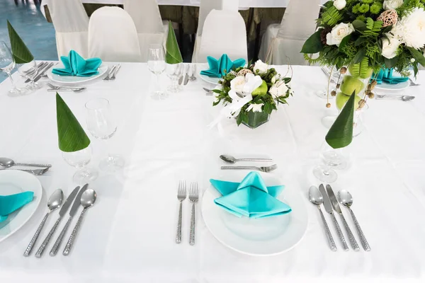 Beyaz tabak yemek, Festival olay ya da düğün için tablo ayarı güzel çiçekler ve renk peçete ile yerleştirilen.