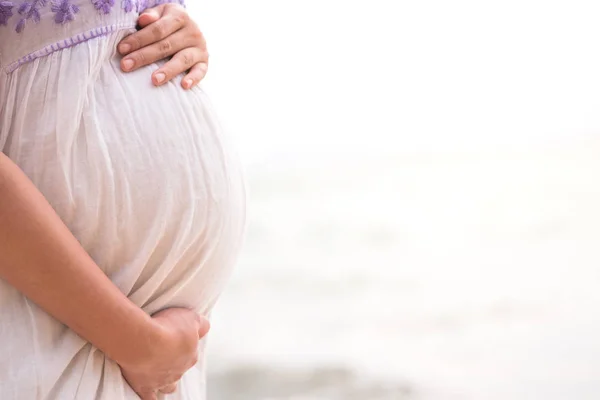 Jovem Grávida Vestido Mãos Dadas Barriga Com Fundo Mar Borrado — Fotografia de Stock