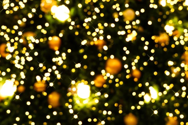 Noel Işıklar Pırıl Pırıl Pırıltı Ile Ağaç Üzerinde Asılı Altın — Stok fotoğraf