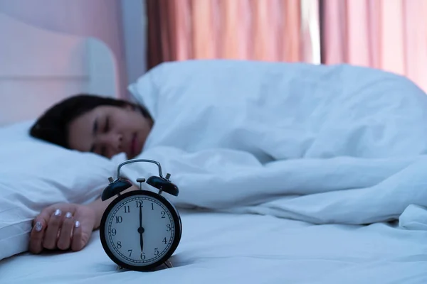 Close Despertador Com Bela Jovem Mulher Dormindo Pacificamente Cama Branca — Fotografia de Stock