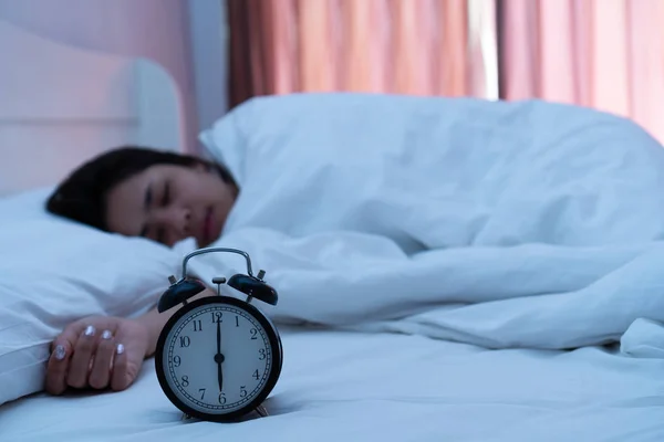 Close Van Wekker Met Mooie Jonge Vrouw Slapen Rustig Witte — Stockfoto