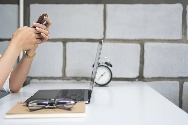 Närbild Kvinna Hand Med Smartphone Och Laptop Vita Skrivbord Hemma — Stockfoto