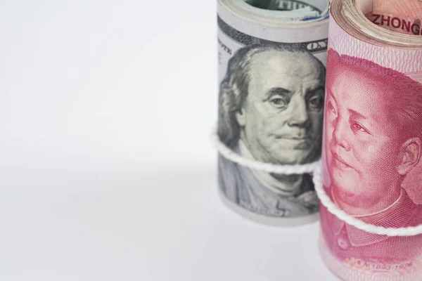 Zbliżenie Rolki Sto Nas Dolarowych Chiński Yuan Banknotów Białą Szatę — Zdjęcie stockowe