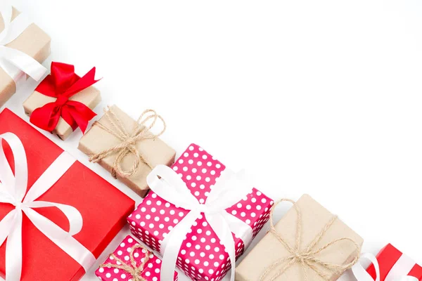 Beyaz kurdele yay ile kırmızı hediye kutuları ve beyaz arka plan üzerinde kahverengi zanaat hediye kutuları kümesi. Noel, yeni yıl ve mutlu yıllar mevcut dekorasyon kavramı düz düzen ve üstten görünüm kompozisyon.