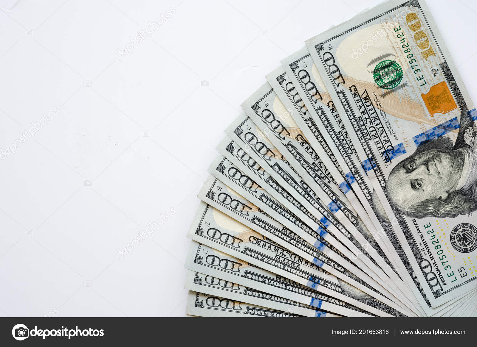 关闭手拿着100美元的钞票在白色背景下隔离在金融货币兑换和捐赠概念上给钱100美元钞票—— 库存社论照片© cherayut000 #201663816