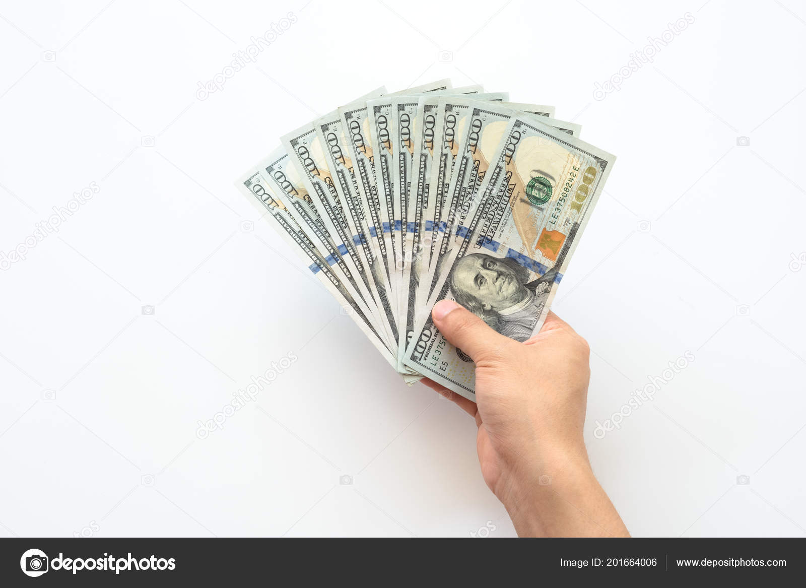人手拿着100美元的钞票在白色背景下被隔离在金融货币兑换和捐赠概念方面提供100美元钞票的手—— 库存社论照片© cherayut000  #201664006