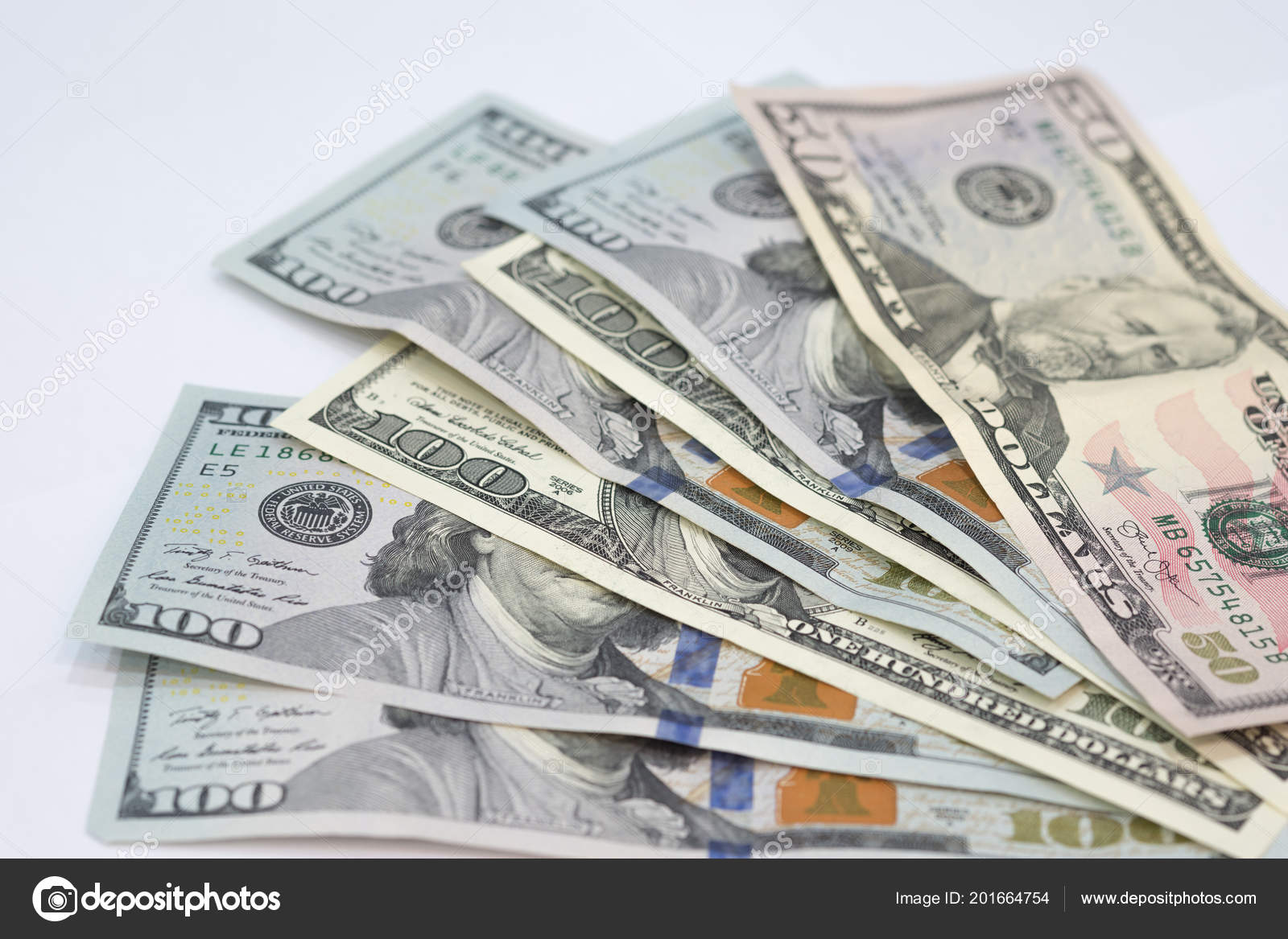 成堆的各种美国美元钞票在白色背景上蔓延用于货币背景—— 库存社论照片© cherayut000 #201664754