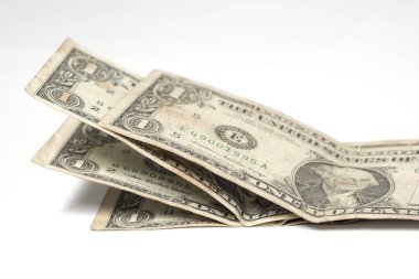 Bir dolar faturaları yığını bize para beyaz arka plan üzerinde kapatın.