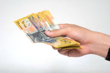 Elli Avustralya Doları para faturaları elinde beyaz arka plan üzerinde izole kapatmak. El ya da para finans ve ekonomi kavramları vererek.