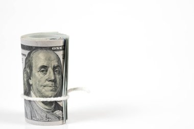 Yüz ABD Doları banknot izole beyaz arka plan üzerinde beyaz elbise ile rulo.