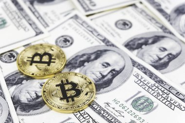 Altın bitcoin üzerinde 100 dolar faturaları arka plan bize bozuk paralar. Cryptocurrency, yeni dijital para, Bitcoin Satım için Doları para banknot ve ödeme, finans ve teknoloji kavramı kabul.