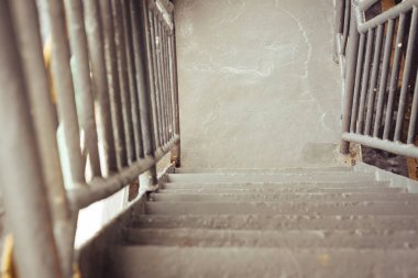 Seçici odak eski ve paslı demir merdiven feribot tekne ve arka plan için vintage sesi kullanarak bina.