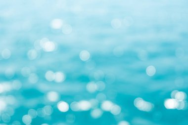 Bulanık mavi deniz su bokeh arka plan.