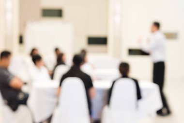 İş adamları grubunun arka plan bulanık seminer ve eğitim satış skils geliştirmek ve toplantı salonu oteller hedeflere ulaşmak planlama çalışması için iş var. 