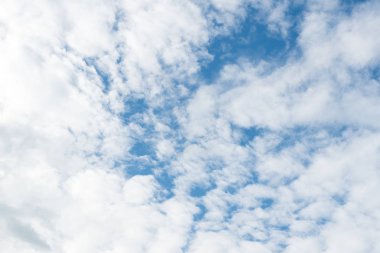 Mavi gökyüzü ve kabarık beyaz parlak sabah arka planda bulutlu.