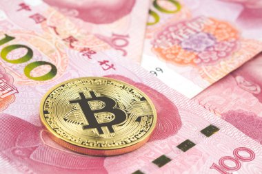 Altın bitcoin yüz Çin yuan banknotların arka plan yığını üzerinde. Cryptocurrency, dijital para yuan para faturaları ile.