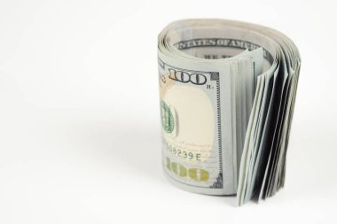 Beyaz arka plan üzerinde izole bir yüz dolarlık banknot rulo kadar kapatın.