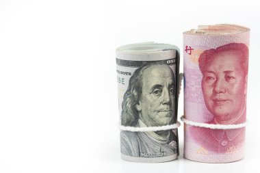 Yüz ve rulo bize para ve Çin yuan banknot beyaz beyaz arka plan üzerinde izole bant robe. Çin ve ABD ekonomik, Döviz ve mali kavramı. 