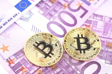 Beş yüz euro banknot arka plan yığını üzerinde altın bitcoin. Cryptocurrency, euro para faturaları ile dijital para. Bitcoin Satım ve ödeme, finans ve teknoloji kavramı kabul.