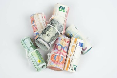 Para birimleri ve Döviz trading kavramları. Farklı para birimleri bize dolar, Euro ve Çin yuan banknotlar beyaz rulo beyaz arka plan üzerinde izole bant ip.