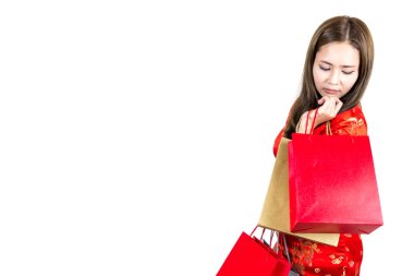 Alışveriş torbaları tutarak ve o beyaz arka plan, mutlu çene yeni yıl alışveriş ve büyük satış gün izole bakarak Genç mutlu Asyalı kadın giyim cheongsam Çin geleneksel kıyafet.