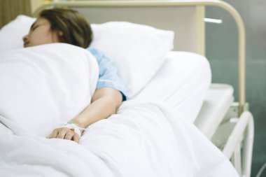 Seçici odak Tuzlu Çözüm intravenöz enjeksiyon tarafından alma kadın hastanın yandan tedavi sıvı replasman tedavisi hastanede VIP odasında olun. Tıbbi tedavi, sağlık ve acil hasta bakımı.