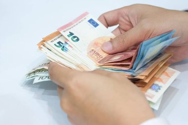 Euro para faturaları para kavramı içinde beyaz arka plan üzerinde sayma Businessmans el değişimi, iş dünyası ve finans. 