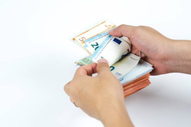 İşadamı sayım euro para faturaları para kavramı içinde beyaz arka plan üzerinde değişimi, iş dünyası ve finans.