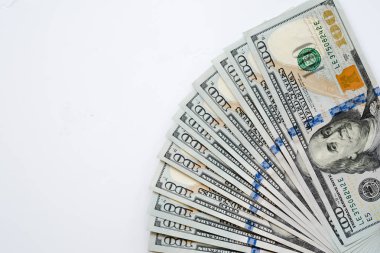 Beyaz arka plan üzerinde izole yüz dolar faturaları para tutan el kapatın. El yüz dolarlık banknot para finans, para değişimi ve bağış kavramları vererek..