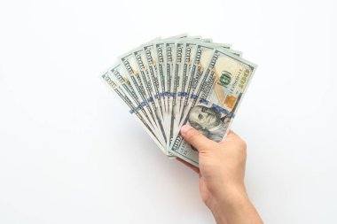 Beyaz arka plan üzerinde izole yüz dolar faturaları para tutan eller. Yüz dolarlık banknotlar mali, para değişimi ve bağış kavramları vererek el.