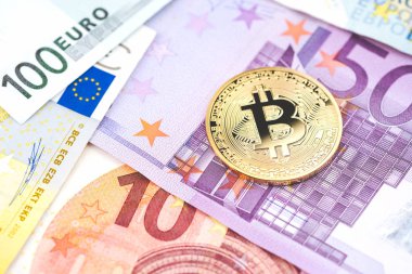 Altın bitcoin çeşitli euro banknot arka plan yığını üzerinde. Cryptocurrency, dijital para birimi euro para faturaları ile. Bitcoin Satım ve Avrupa, finans ve teknoloji kavramı ödeme için kabul edilen.
