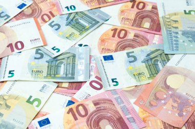 Beş ile on euro banknot yığını para ve para birimi arka plan olarak.