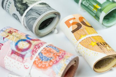 Para birimleri ve Döviz trading kavramları. Çeşitli para birimleri bize dolar, Euro ve Çin yuan banknotlar beyaz rulo beyaz arka plan üzerinde izole bant ip.