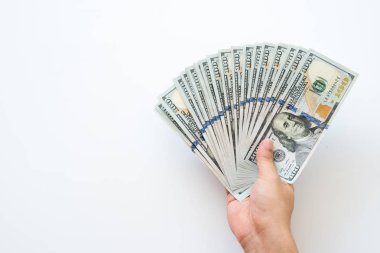 Beyaz arka plan üzerinde izole yüz dolar faturaları para tutan eller. Yüz dolarlık banknotlar mali, para değişimi ve bağış kavramları vererek el.