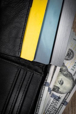 Siyah deri cüzdan ile banka ve kredi kartları kopya alanı ile para. Mali kavramı, gider ve kişisel ödeme